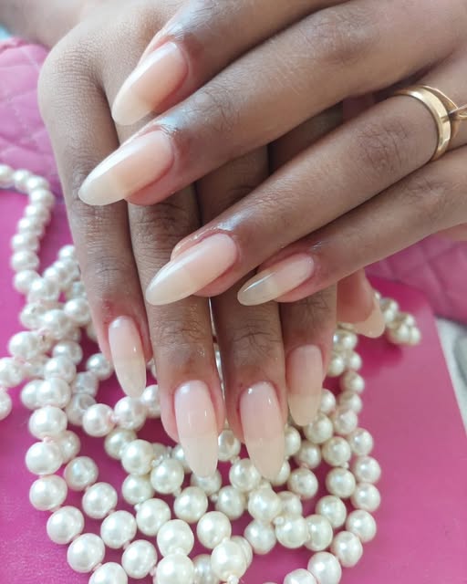 Unhas em gel nude